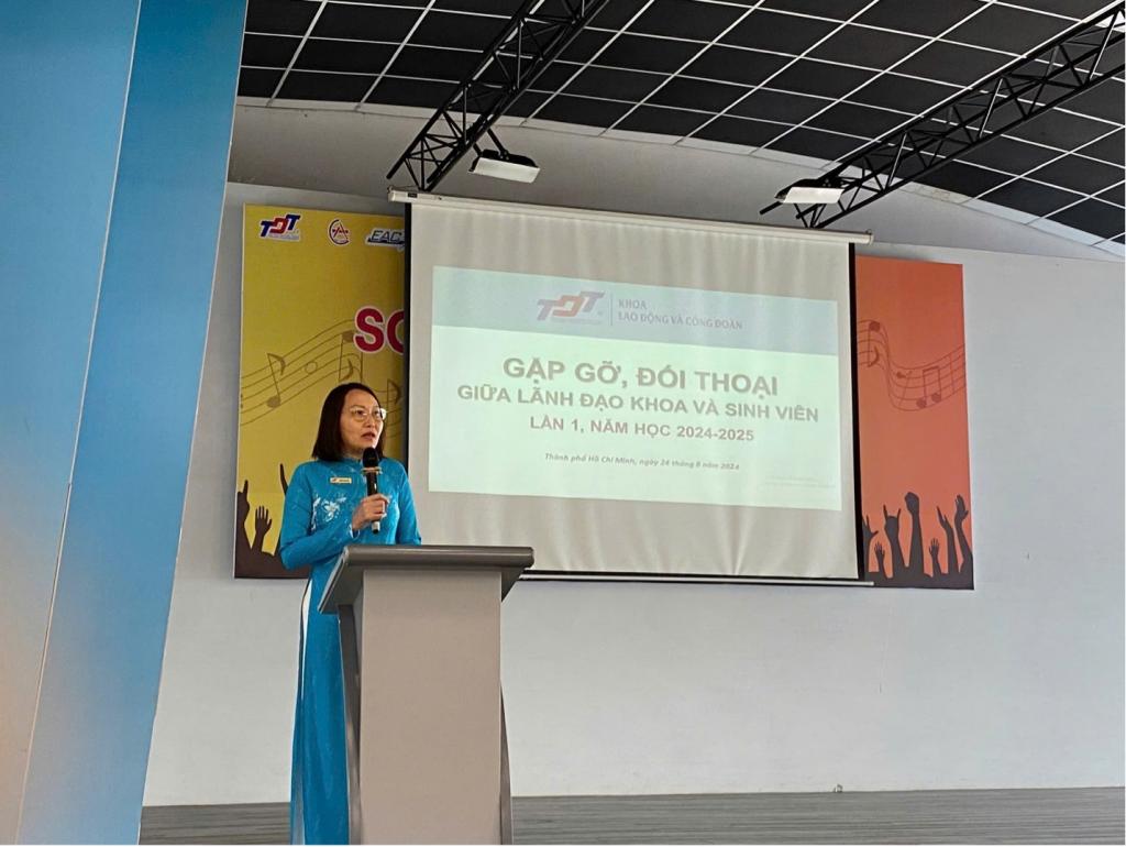 Đồng chí Phạm Thị Minh Lý – Thường vụ Đảng ủy, Chủ nhiệm UBKT Đảng ủy Trường, Bí thư Chi bộ, Phó Chủ tịch Hội đồng Trường, Trưởng Khoa Quản trị kinh doanh, đại diện Chi bộ phát biểu và giới thiệu thông tin về Chi bộ và gửi lời chúc mừng đến tập thể viên chức, người lao động và sinh viên Khoa nhân dịp năm học mới 2024-2025.