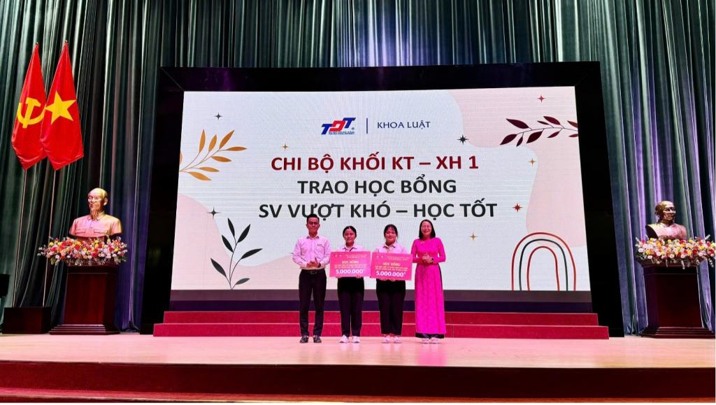 Đồng chí Phạm Thị Minh Lý và đồng chí Châu Bảo Anh – Phó Trưởng Khoa Luật, đại diện Tổ đảng Khoa Luật trao 02 suất học bổng cho sinh viên.