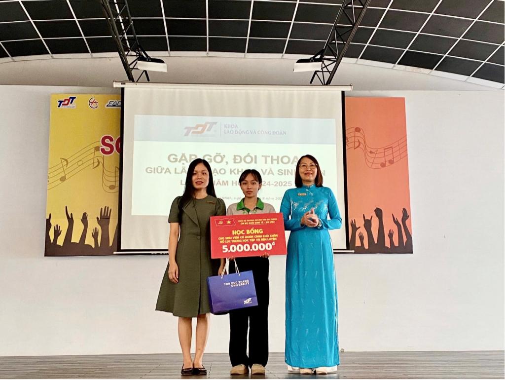 Đồng chí Phạm Thị Minh Lý và đồng chí Hoàng Thị Tường Vinh – Trợ lý Trưởng Khoa Lao động và Công đoàn, đại diện Tổ đảng Khoa Lao động và Công đoàn trao học bổng cho sinh viên.