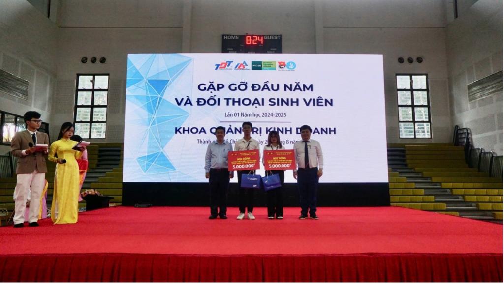 Đồng chí Nguyễn Đình Hòa – Đảng ủy viên, Phó Bí thư Chi bộ, Chủ tịch Công đoàn Trường, Trưởng Khoa Lao động và Công đoàn và đồng chí Phùng Minh Tuấn – Phó Trưởng Khoa Quản trị kinh doanh, đại diện Tổ đảng Khoa Quản trị kinh doanh trao 02 suất học bổng cho sinh viên.