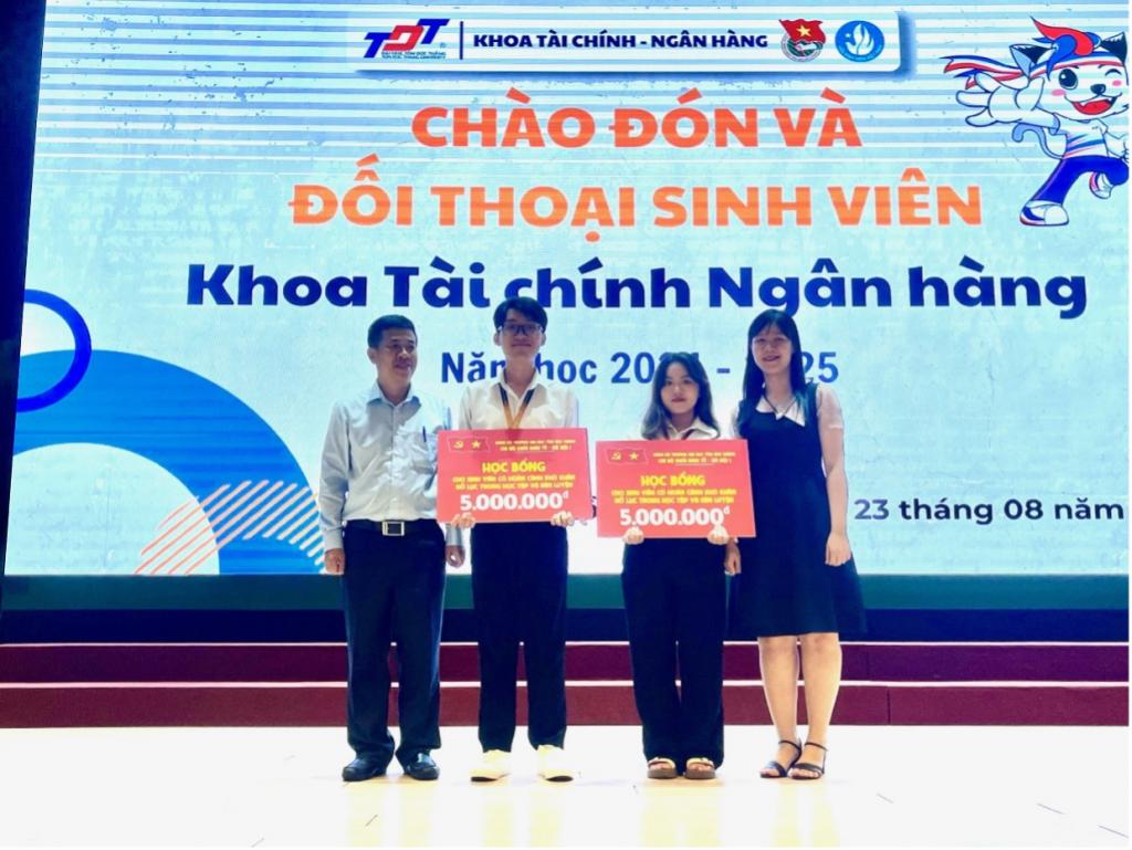 Đồng chí Nguyễn Đình Hòa – Đảng ủy viên, Phó Bí thư Chi bộ, Chủ tịch Công đoàn Trường, Trưởng Khoa Lao động và Công đoàn và đồng chí Lê Bảo Thy – Chi ủy viên, Phó Trưởng Khoa Tài chính ngân hàng, đại diện Tổ đảng Khoa Tài chính ngân hàng trao 02 suất học bổng cho sinh viên.