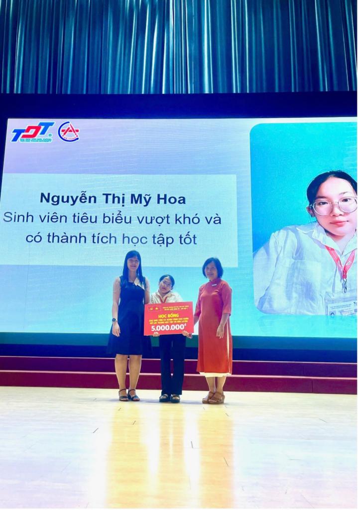 Đồng chí Lê Bảo Thy và đồng chí Bùi Thị Bích Liên – Tổ Trưởng Tổ đảng Khoa Kế toán trao học bổng cho sinh viên.