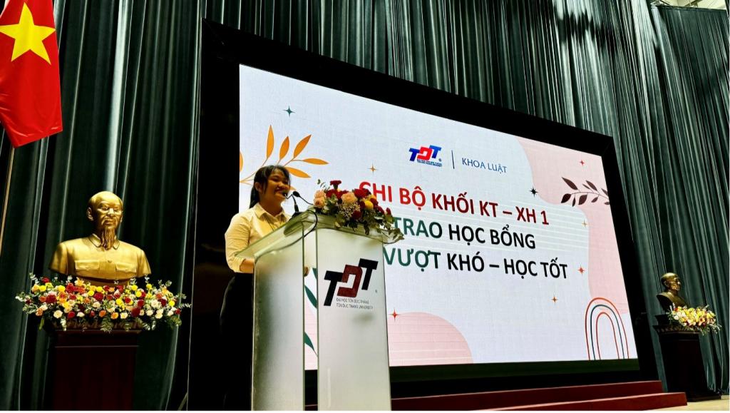 Sinh viên Hoàng Ngọc Diễm Phúc, đại diện sinh viên Khoa Luật phát biểu cảm ơn Thầy/Cô Chi bộ Khối Kinh tế - Xã hội 1 vì đã tổ chức trao học bổng cho sinh viên có hoàn cảnh khó khăn nỗ lực trong học tập và rèn luyện.